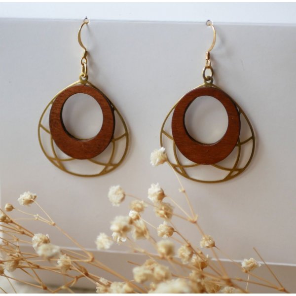 Earrings wings in cherry wood on openwork oval in gold brass