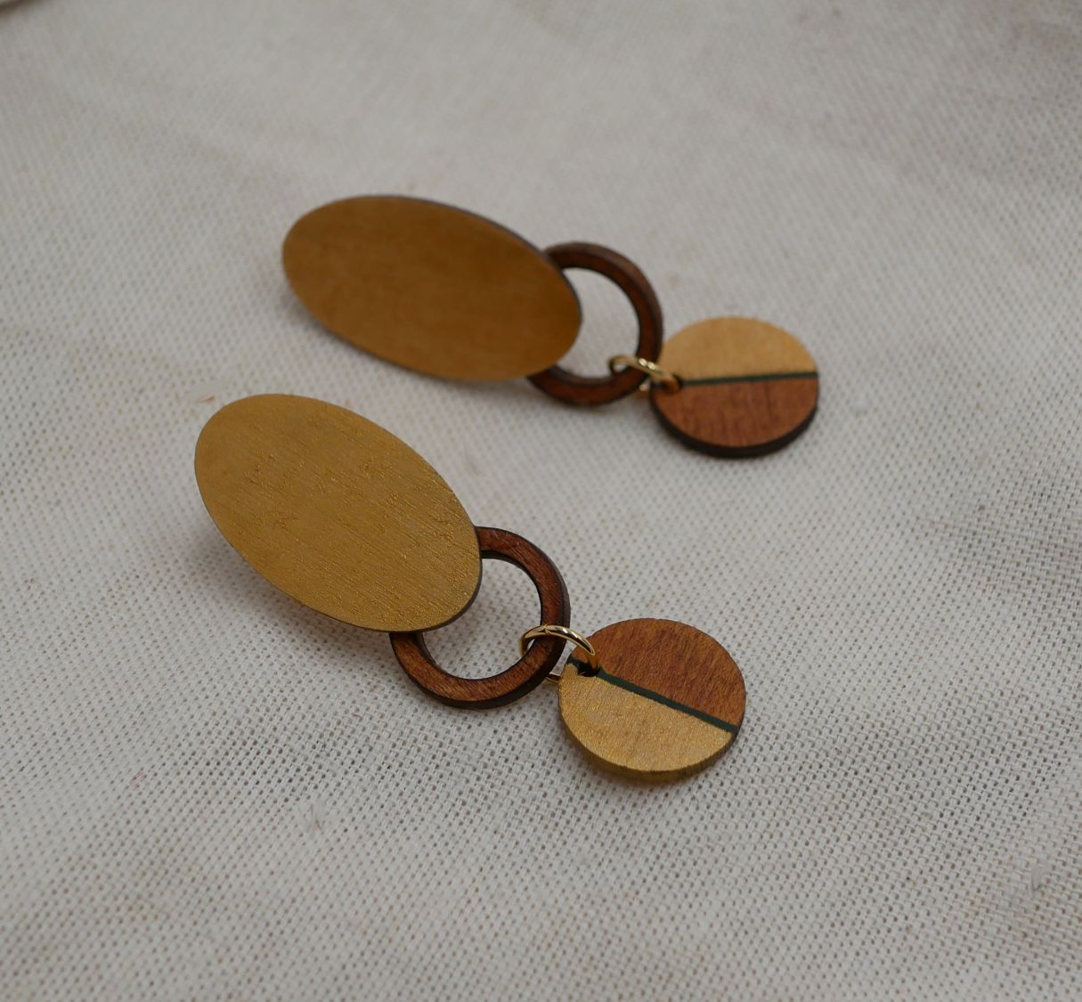 Earrings in cherry wood graphics and gold