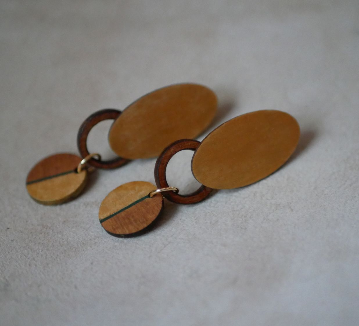 Earrings in cherry wood graphics and gold