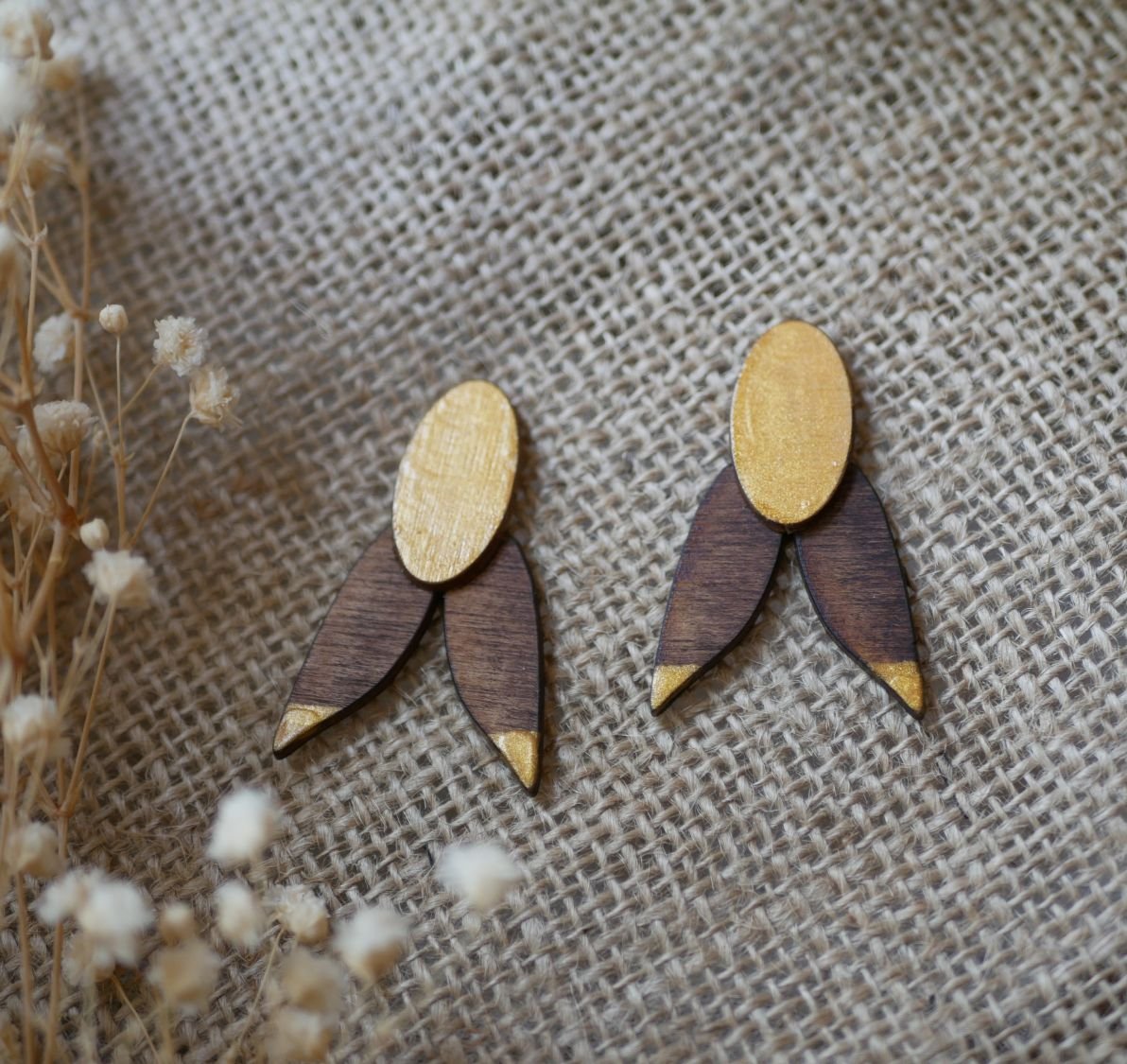 Cicada earrings in walnut wood and gilded 