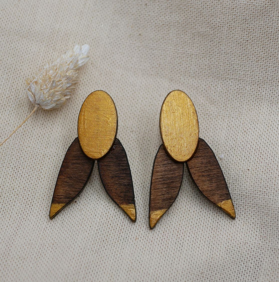 Cicada earrings in walnut wood and gilded 