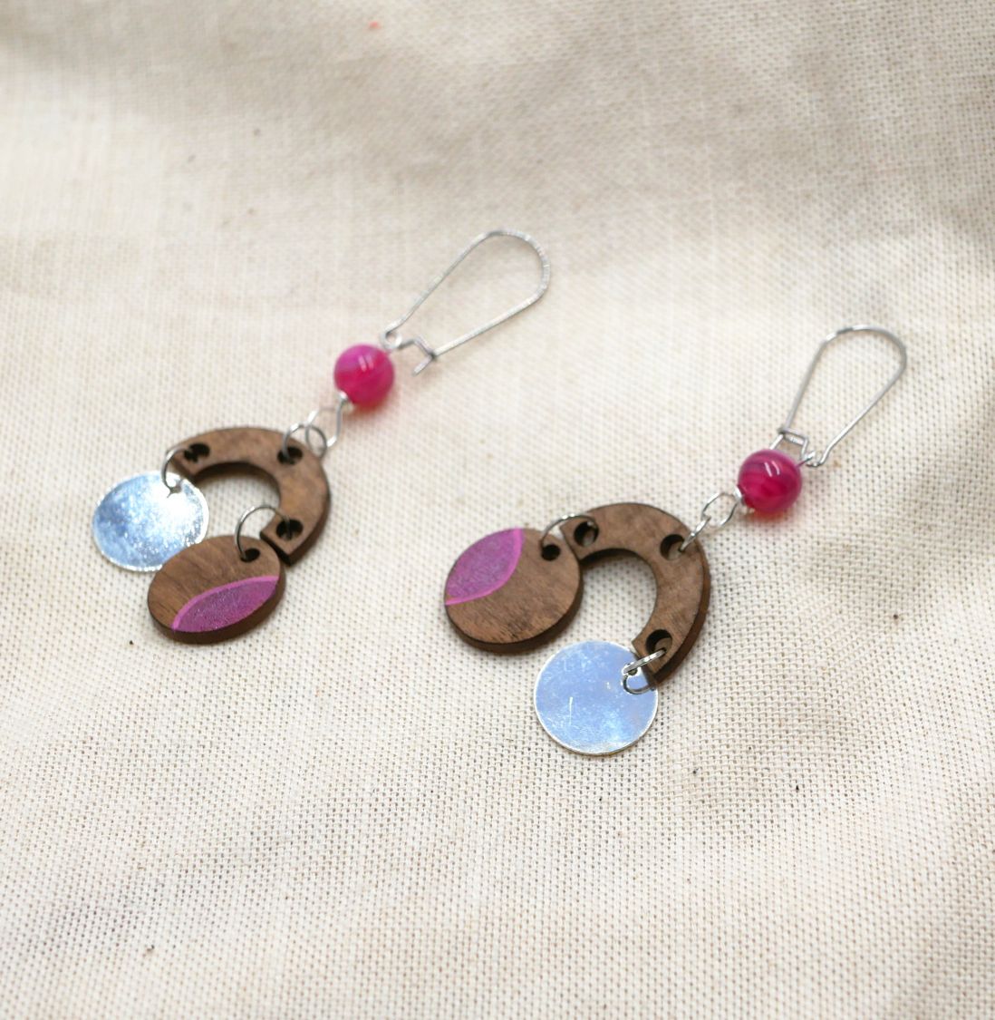 Walnut wood earrings with fuchsia beads