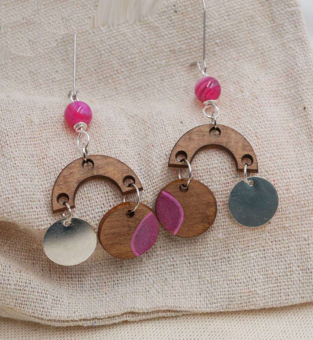 Walnut wood earrings with fuchsia beads