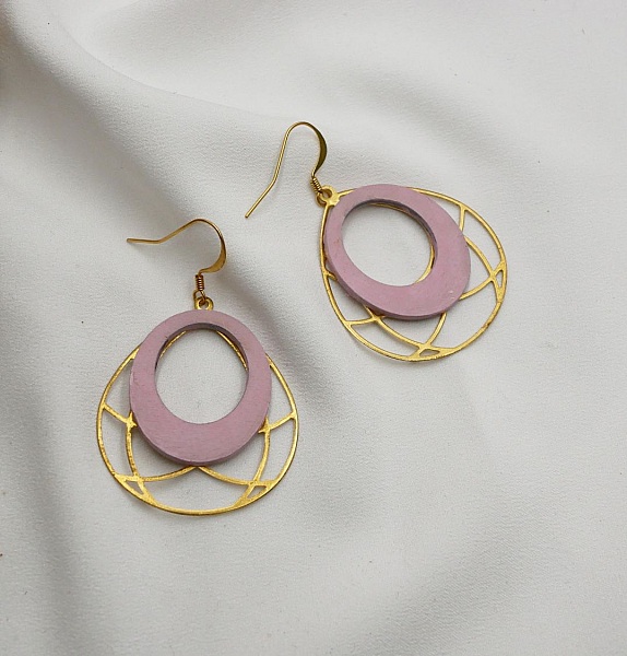 Boucles d'oreilles bois rose pastel sur ovale ajour&eacute; en laiton dor&eacute;