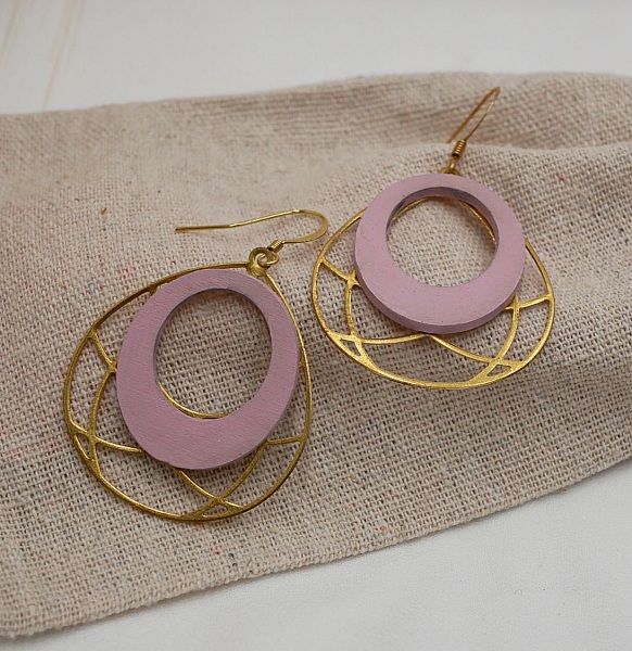 Boucles d'oreilles bois rose pastel sur ovale ajour&eacute; en laiton dor&eacute;