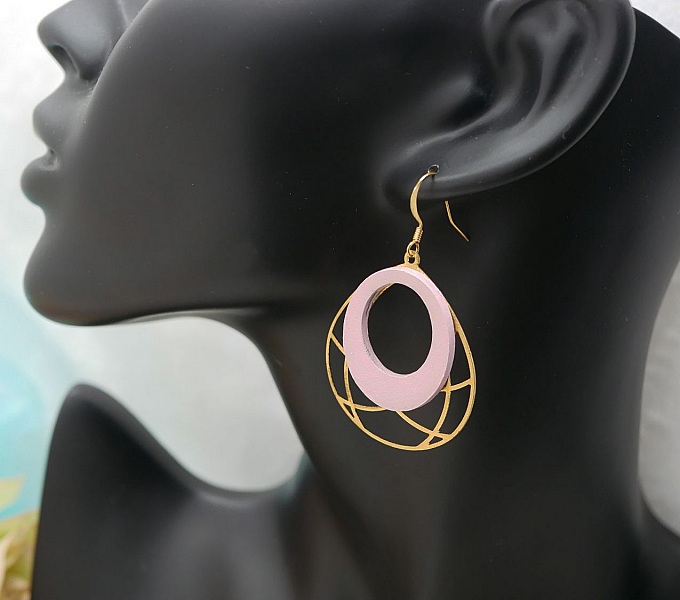 Boucles d'oreilles bois rose pastel sur ovale ajour&eacute; en laiton dor&eacute;