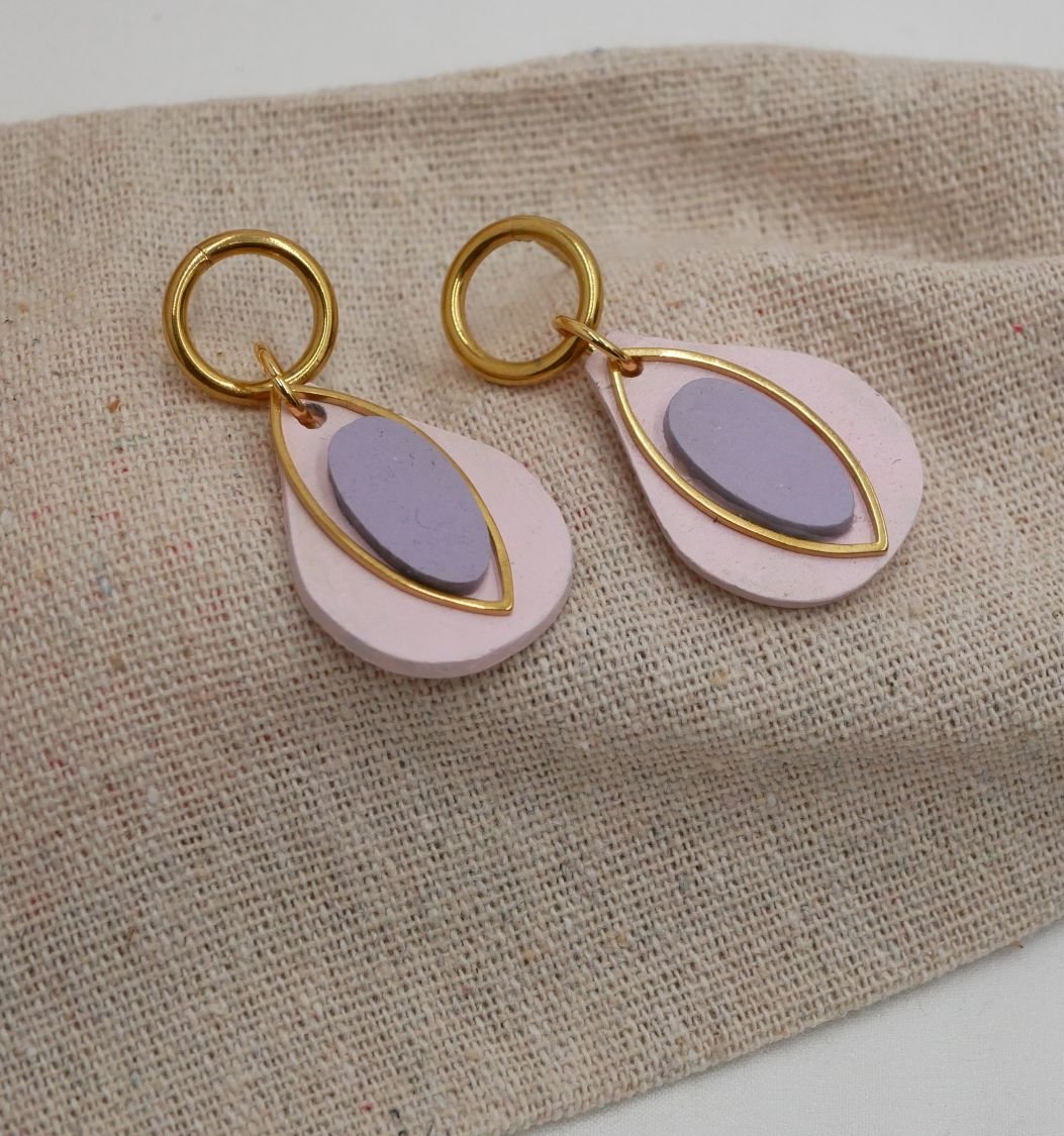 Boucles d'oreilles gouttes en bois rose et parme pastels