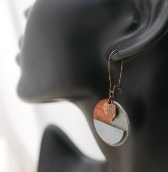 Boucles d'oreilles graphique en bois et feuille cuivr&eacute;e