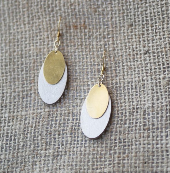 Boucles d'oreilles ovales en bois blanc et sequins dor&eacute;s