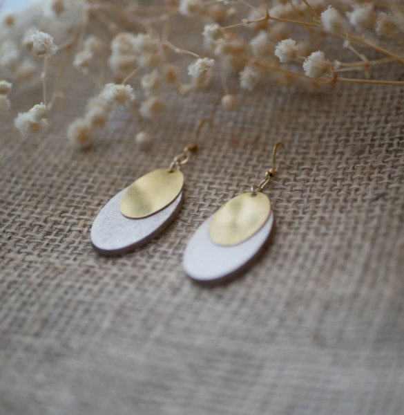 Boucles d'oreilles ovales en bois blanc et sequins dor&eacute;s