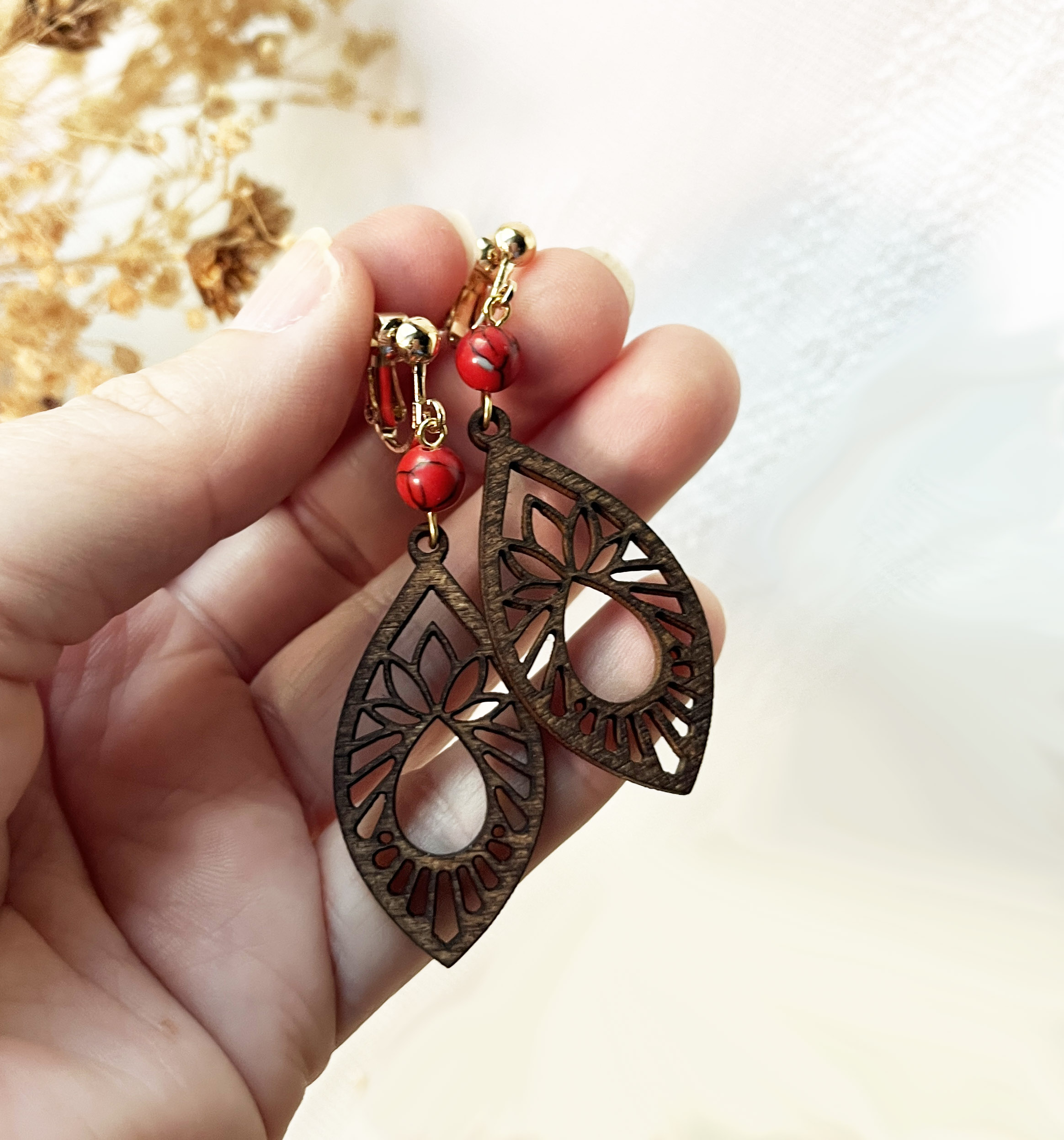 boucles d'oreilles bois noyer perle rouge