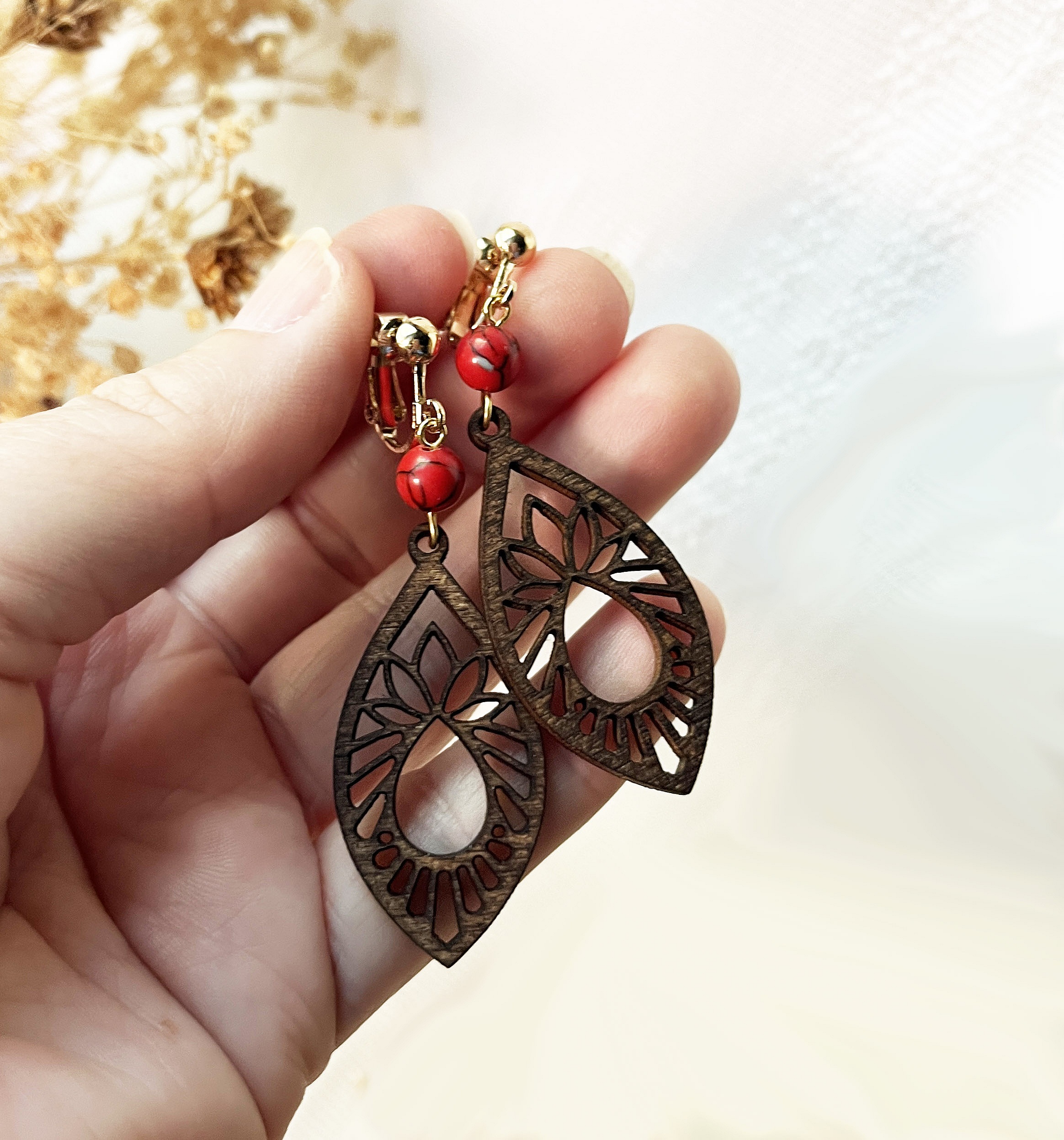boucles d'oreilles bois noyer perle rouge