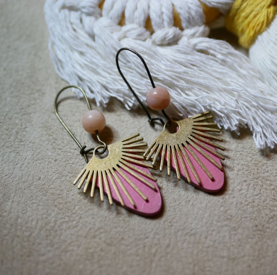 Boucles d'oreilles rayons en laiton sur bois peint corail 