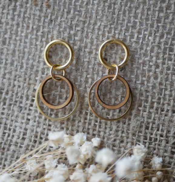 Boucles d'oreilles ronds en bois et ronds dor&eacute;s