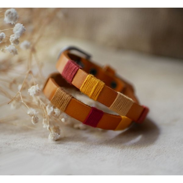 Bracelet en cuir double tour style boh&egrave;me tiss&eacute; de fils de coton tons oranges rouges