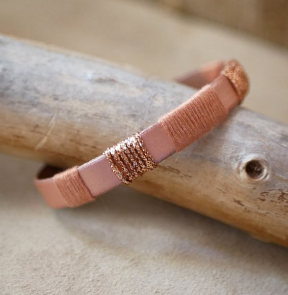 Bracelet en cuir femme rose poudr&eacute; et tiss&eacute;