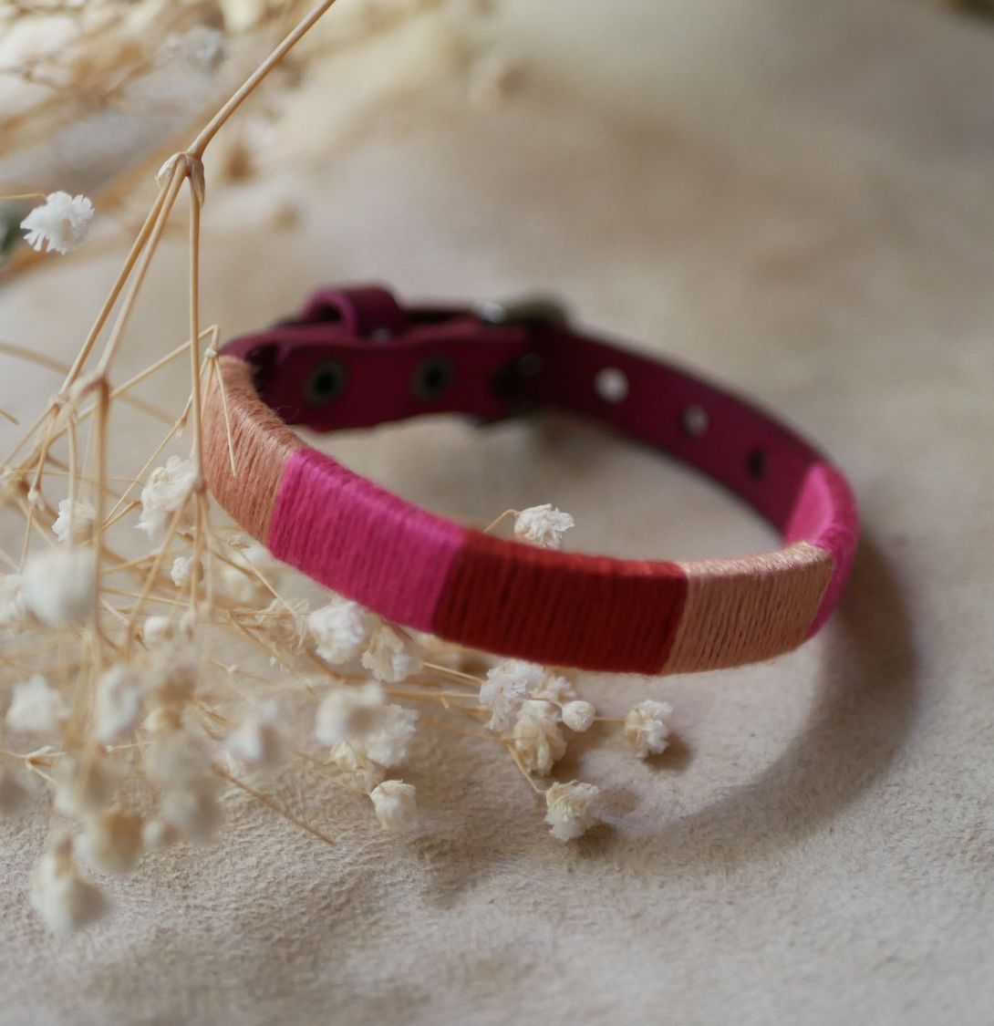 Bracelet en cuir fuchsia style bohème tissé de fils de coton tons pêches et roses