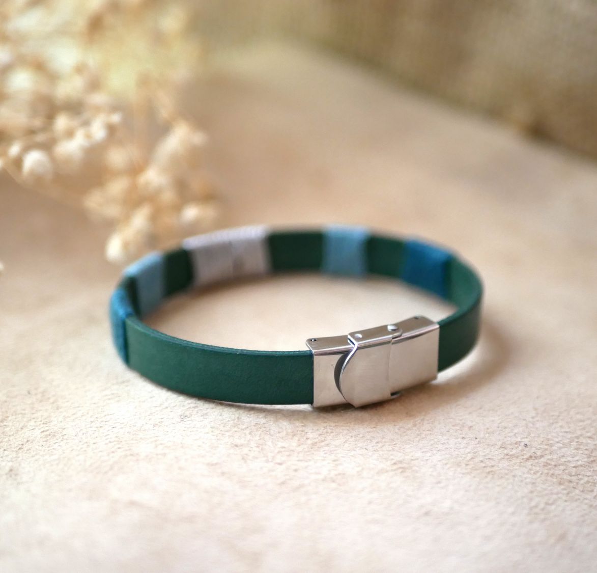 Bracelet en cuir vert tissé de fils bleu et argent