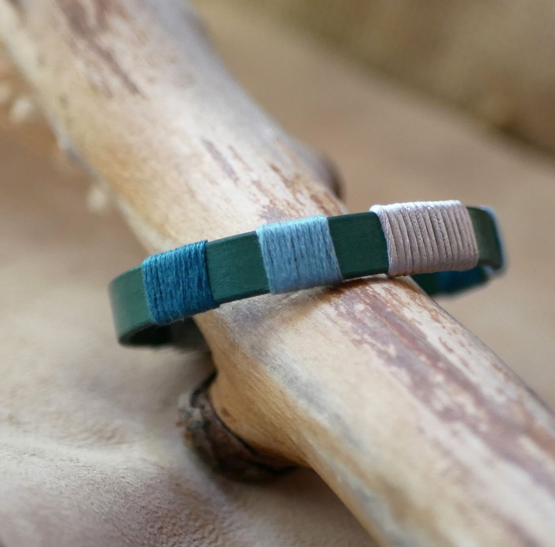 Bracelet en cuir vert tissé de fils bleu et argent