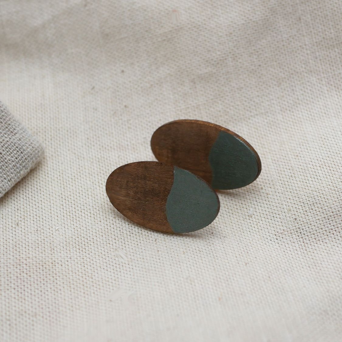 Large oval earrings in walnut wood and grey metallic