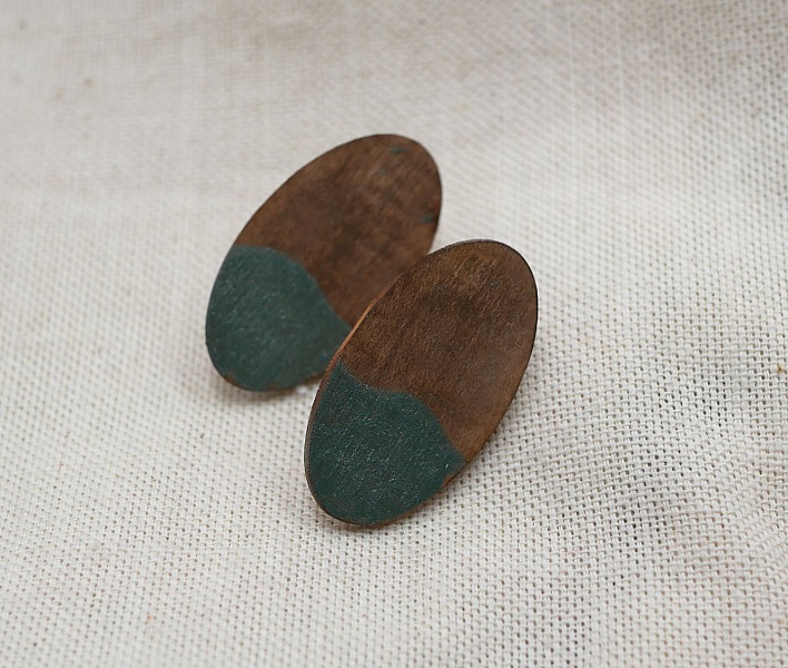 Large oval earrings in walnut wood and grey metallic