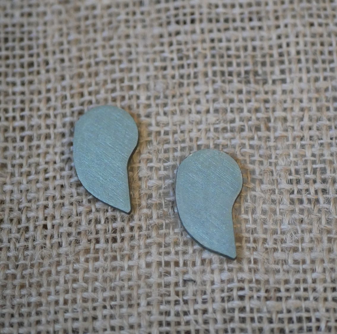 Graphic earrings in green wood with a metallic grey finish