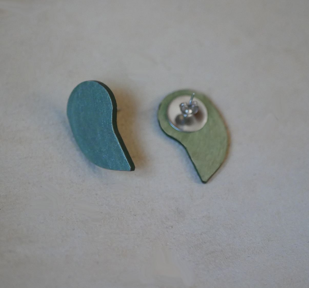 Graphic earrings in green wood with a metallic grey finish