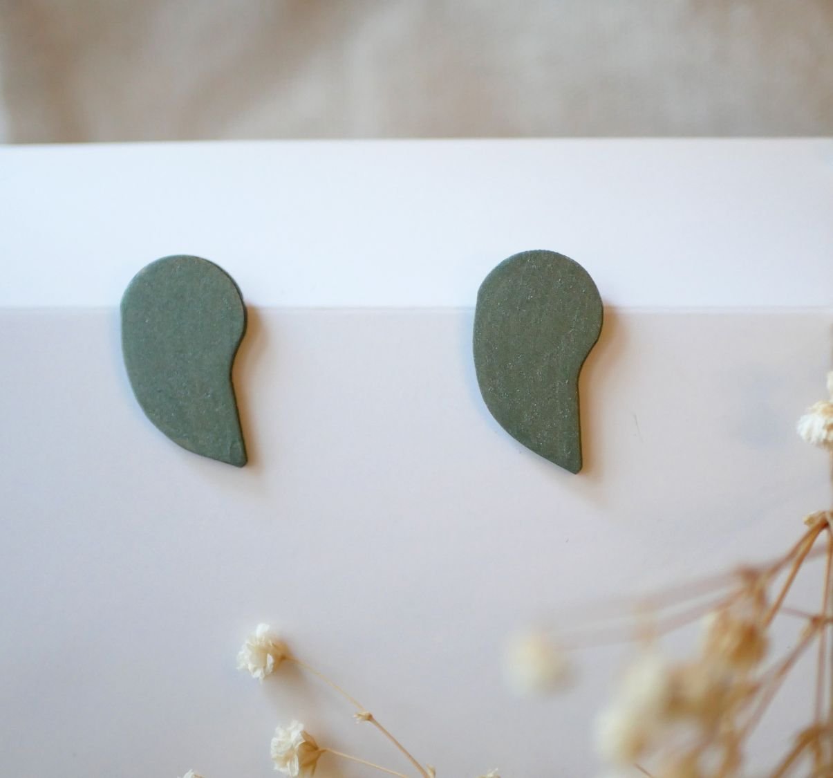 Graphic earrings in green wood with a metallic grey finish