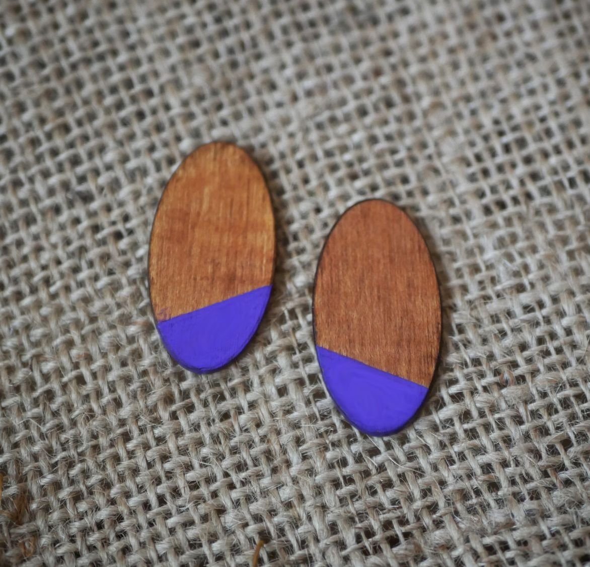 Large oval earrings in cherry wood and purple 