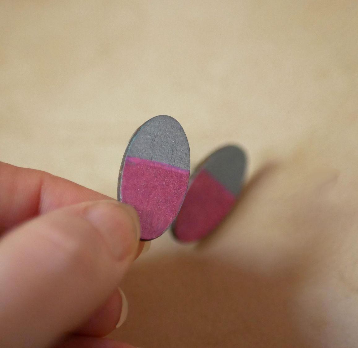 Oval earrings in wood painted in fuchsia and grey metallic effect