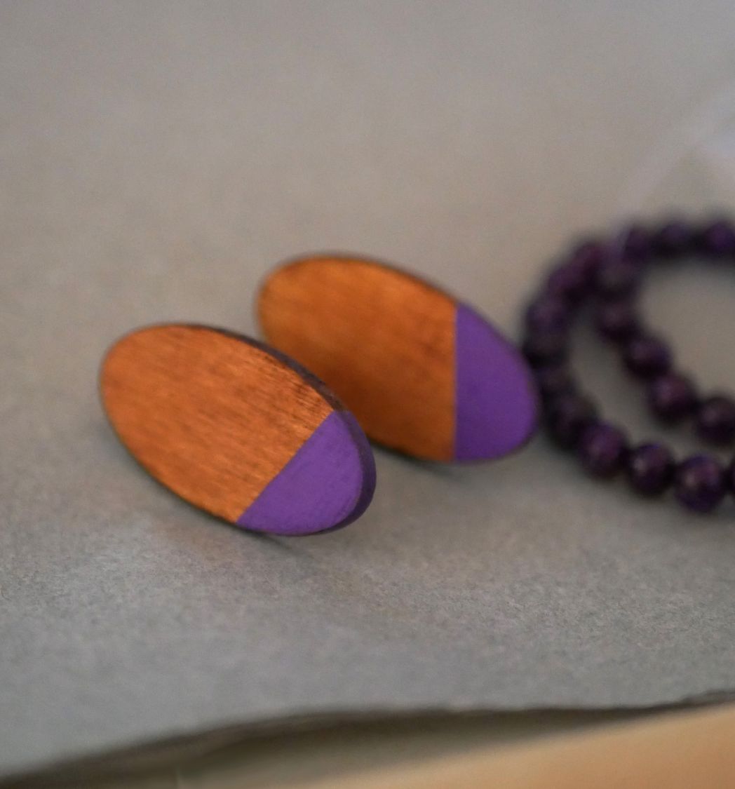 Large oval earrings in cherry wood and purple 