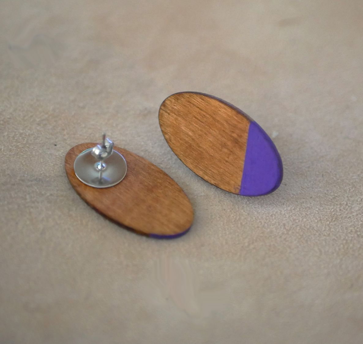 Large oval earrings in cherry wood and purple 