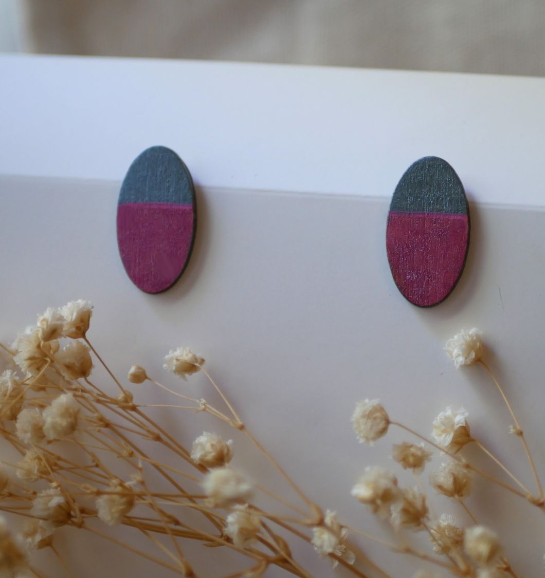 Oval earrings in wood painted in fuchsia and grey metallic effect