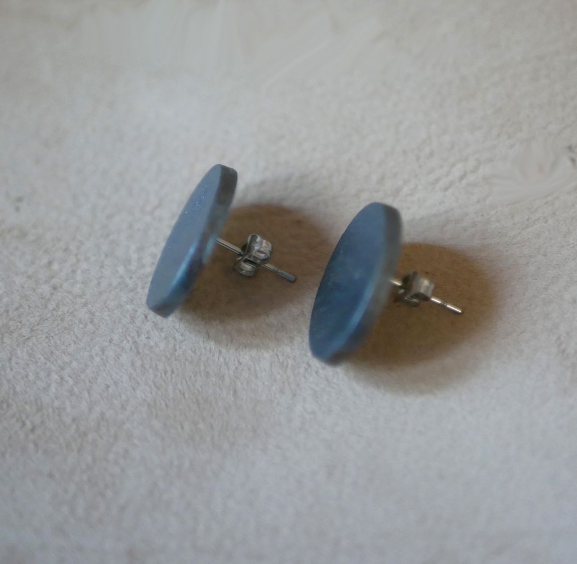 Grey painted wood oval earrings with metallic effect