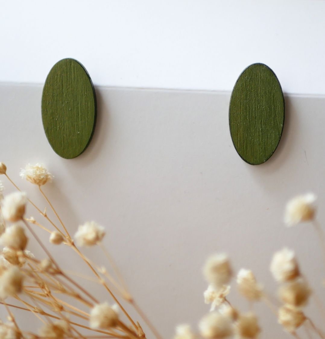 Oval earrings in wood painted in duo of green metallic effect