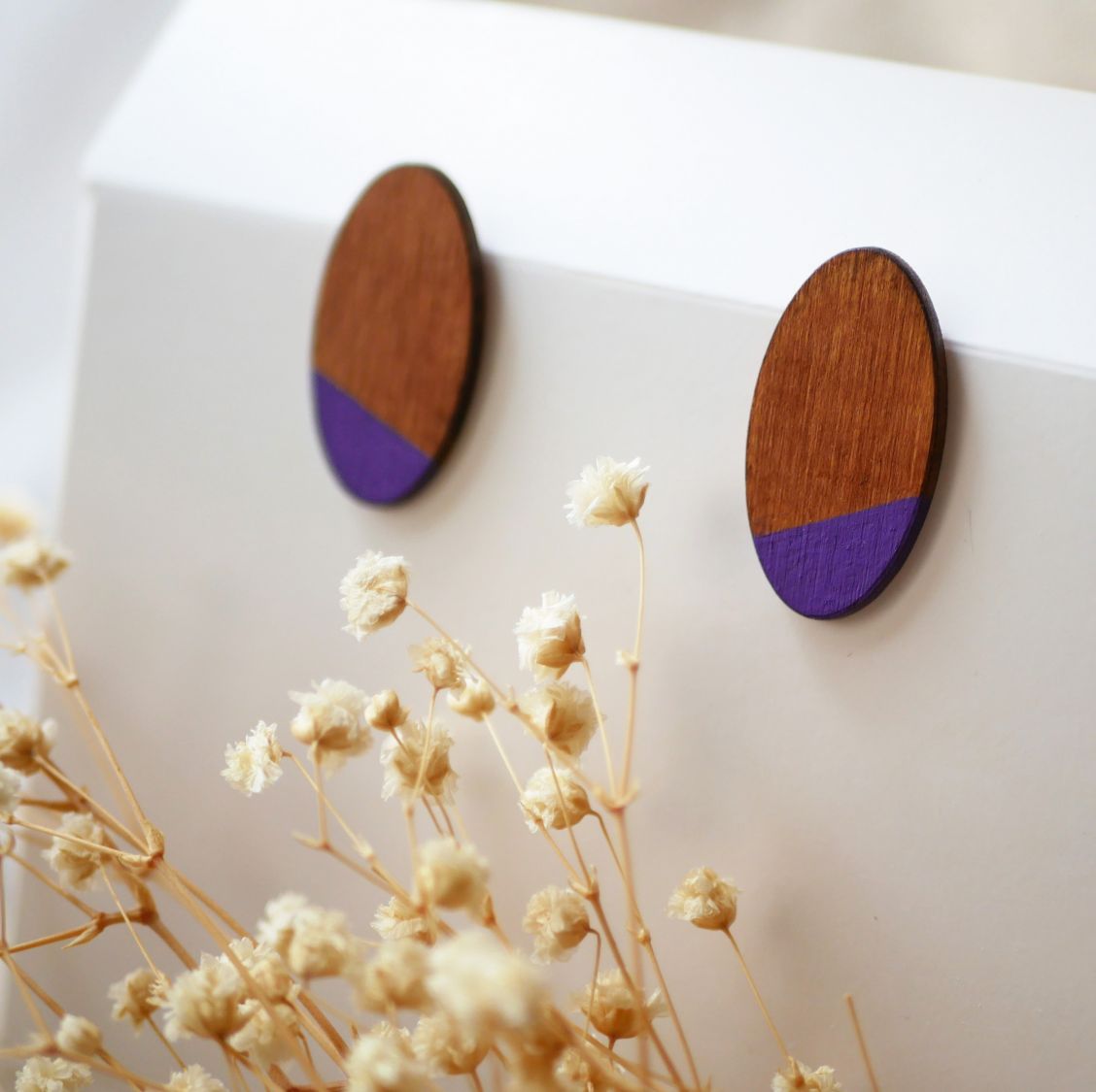 Large oval earrings in cherry wood and purple 