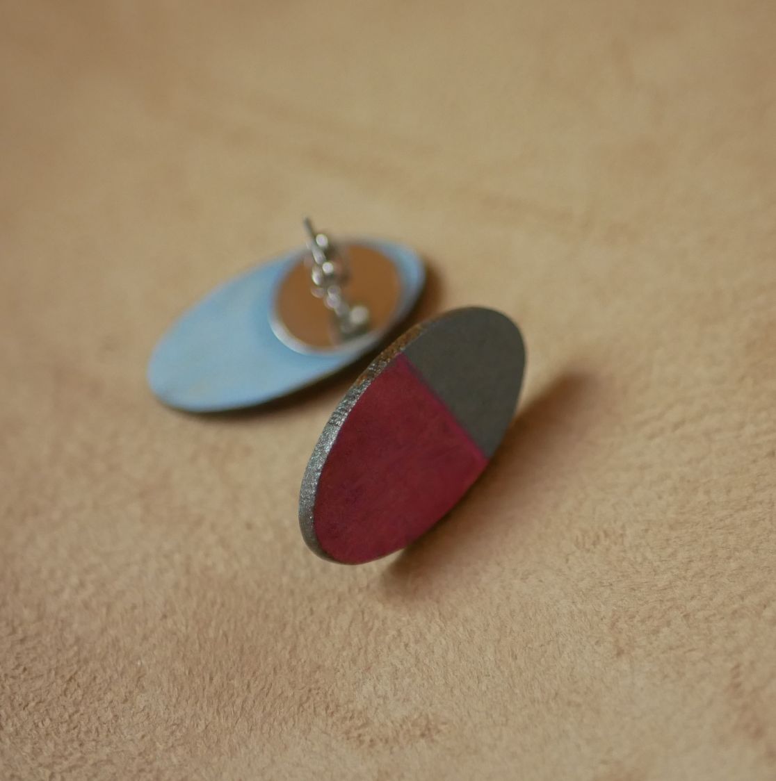 Oval earrings in wood painted in fuchsia and grey metallic effect