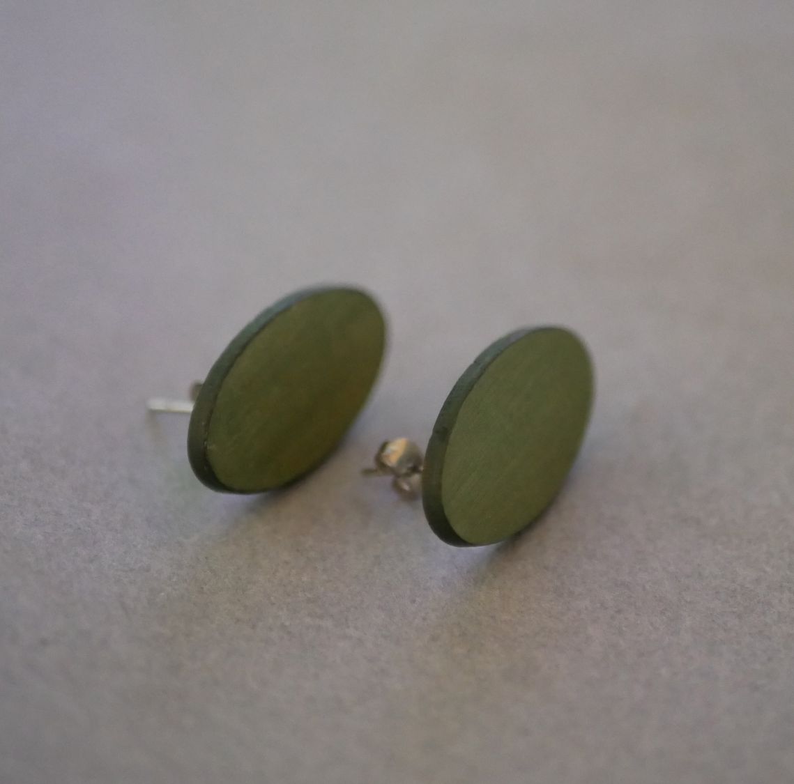 Oval earrings in wood painted in duo of green metallic effect