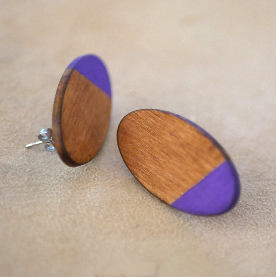 Large oval earrings in cherry wood and purple 