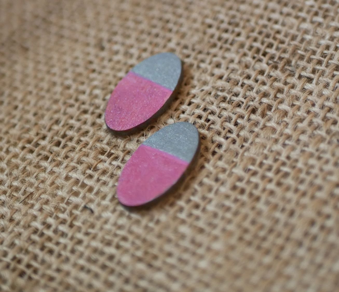 Oval earrings in wood painted in fuchsia and grey metallic effect