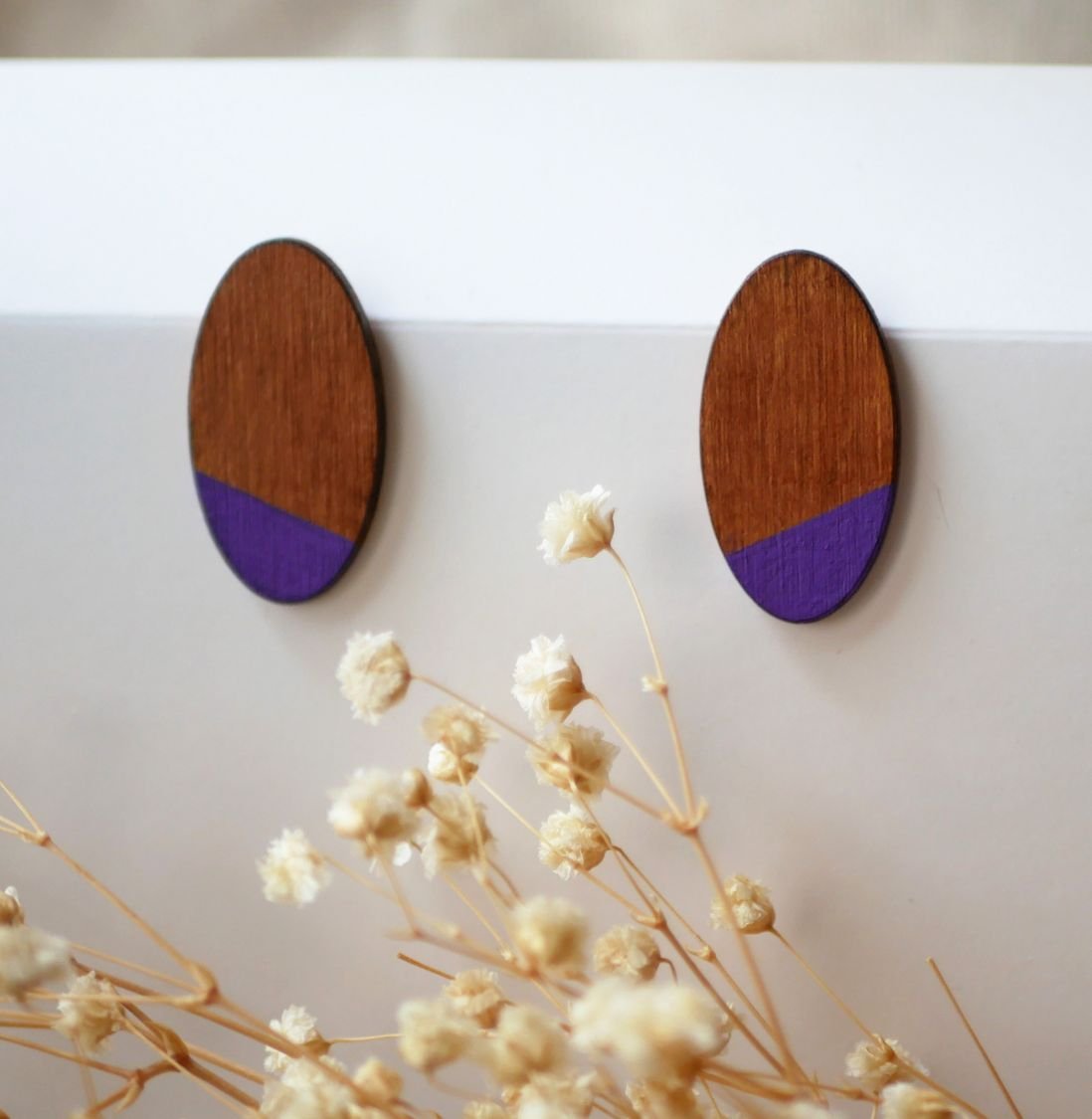 Large oval earrings in cherry wood and purple 