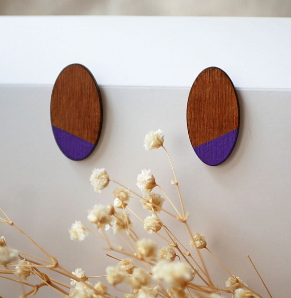 Large oval earrings in cherry wood and purple 