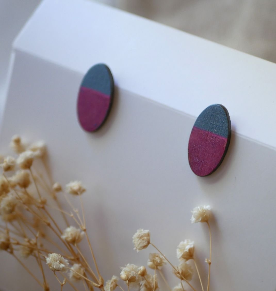 Oval earrings in wood painted in fuchsia and grey metallic effect