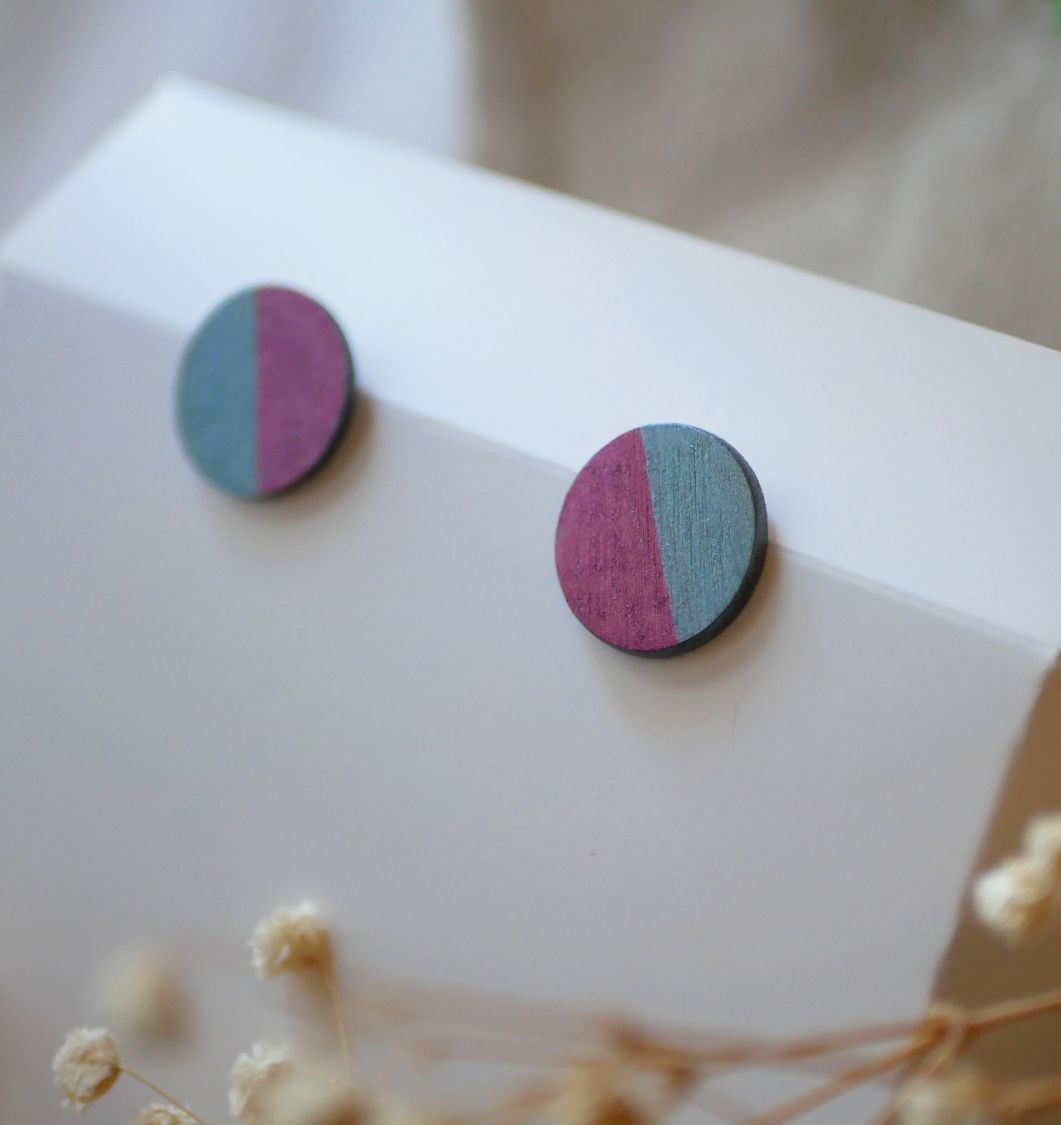 Round wooden earrings painted in grey and fuchsia duo metallic effect