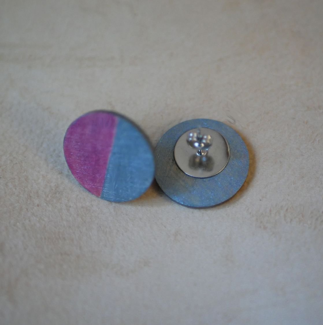 Round wooden earrings painted in grey and fuchsia duo metallic effect