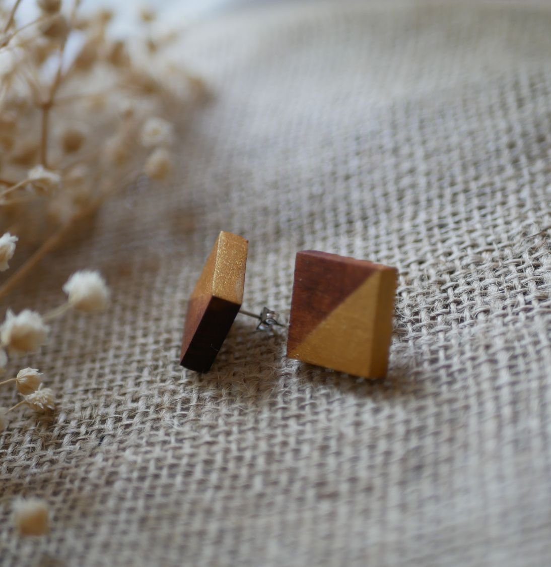 Round earrings in cherry wood painted in gold