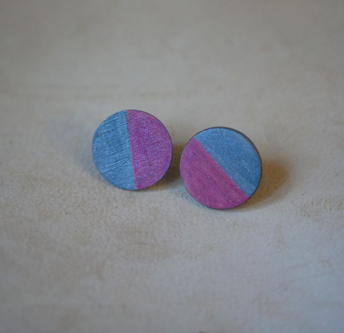 Round wooden earrings painted in grey and fuchsia duo metallic effect