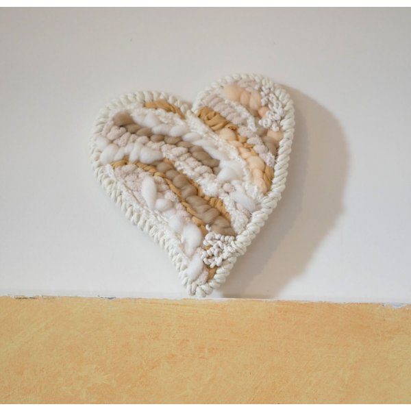 D&eacute;coration coeur en tissage de laines blanches et beiges
