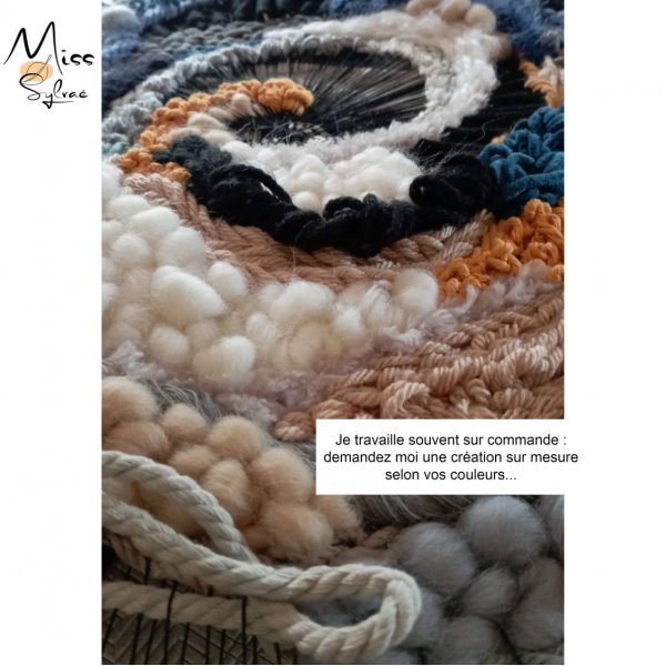 Suspension tissage mural aux laines de couleurs vives et longues franges