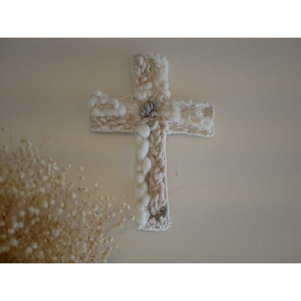 D&eacute;coration croix chr&eacute;tienne au tissage de laines blanches et beiges